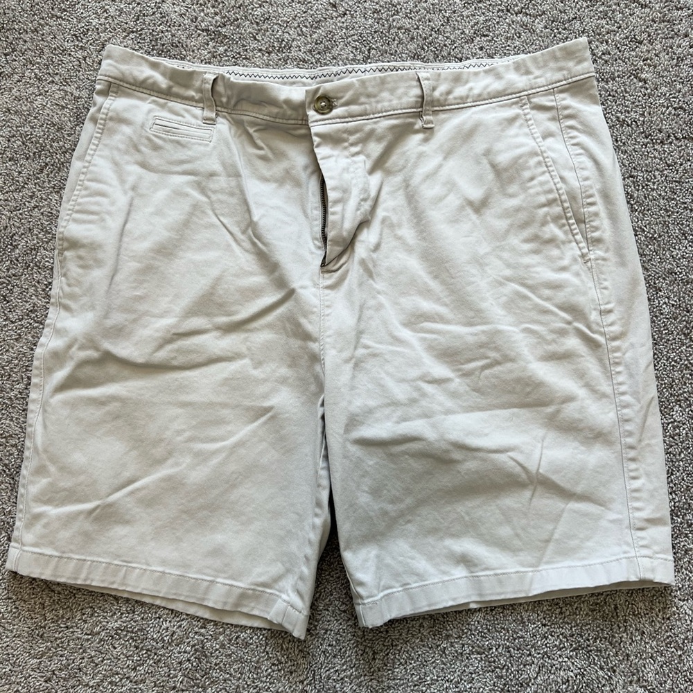 NWOT Men’s johnnie-O Size 40 Khaki Shorts